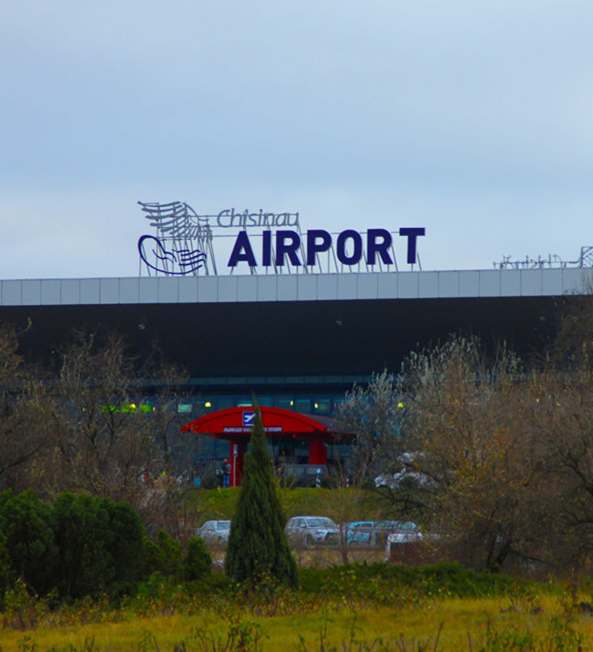 Аэропорт кишинев сегодня. Аэропорт Кишинев. Самолеты в аэропорту Кишинева. Аэропорт Кишинев фото. Ночной аеропорт Кишинёв.