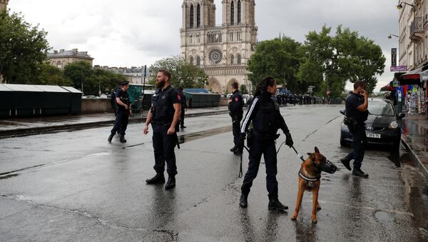 Французская полиция стоит на месте инцидента со стрельбой возле Собора Парижской Богоматери в Париже - Sputnik Moldova-România