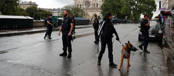 Французская полиция стоит на месте инцидента со стрельбой возле Собора Парижской Богоматери в Париже - Sputnik Moldova-România