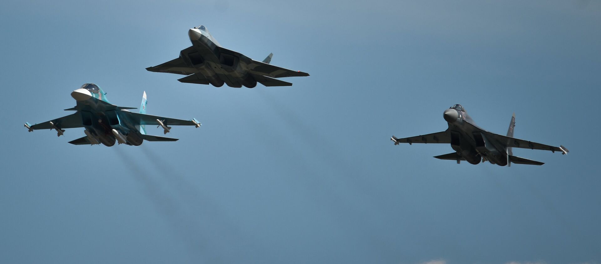 From left: A Sukhoi-34, a T-50 and a Sukhoi-35S perform a demo flight at the MAKS 2015 International Aviation and Space Salon in Zhukovsky outside Moscow - Sputnik Moldova-România, 1920, 02.03.2021