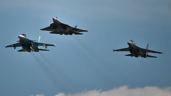 From left: A Sukhoi-34, a T-50 and a Sukhoi-35S perform a demo flight at the MAKS 2015 International Aviation and Space Salon in Zhukovsky outside Moscow - Sputnik Moldova-România