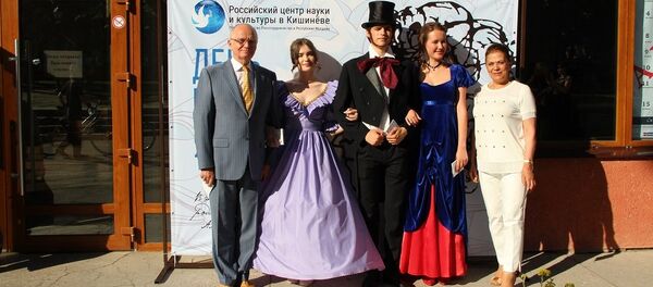 Посол России Фарит Мухаметшин с супругой Посол России Фарит Мухаметшин с супругой - Sputnik Молдова