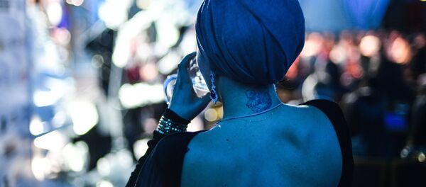 Гостья конкурса наблюдает за выступлением участниц в финале Всероссийского конкурса Топ Модель России-2016 в Korston Club Hotel в Москве Гостья конкурса наблюдает за выступлением участниц в финале Всероссийского конкурса Топ Модель России-2016 в Korston Club Hotel в Москве - Sputnik Молдова