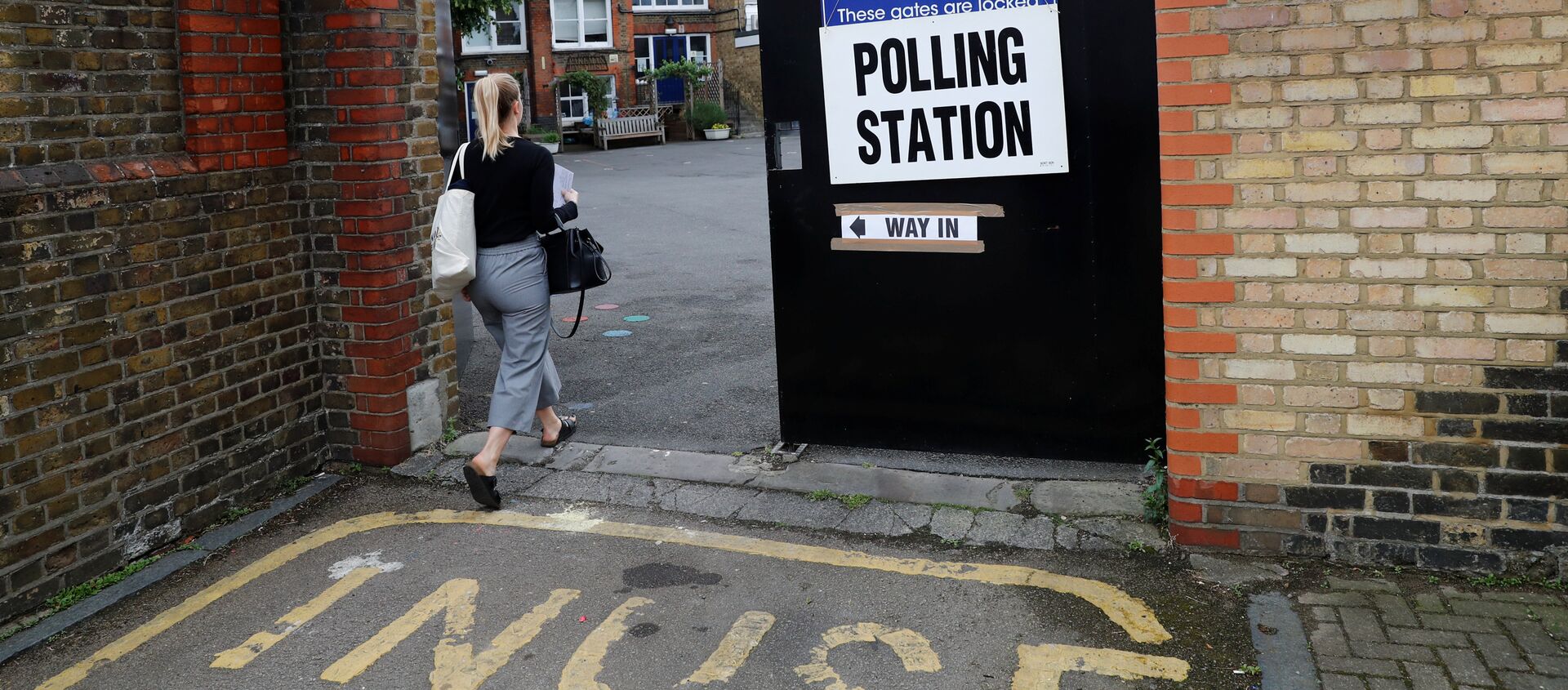 Un alegător ajunge la o secție de votare din Londra - Sputnik Moldova, 1920, 09.07.2021