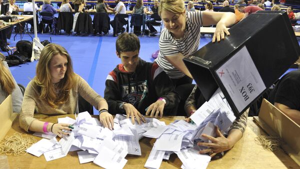 Workers begin counting ballots after polling stations closed in the Referendum on the European Union in Glasgow, Scotland, Britain, June 23, 2016. - Sputnik Moldova-România