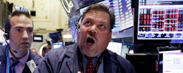 Trader John Santiago, center, works on the floor of the New York Stock Exchange - Sputnik Moldova-România
