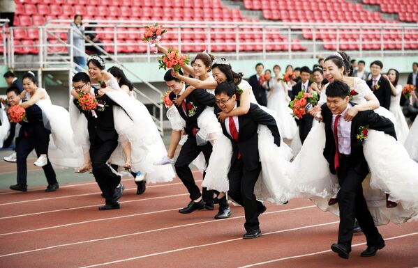 Соревнования во время массового бракосочетания в Китае - Sputnik Молдова