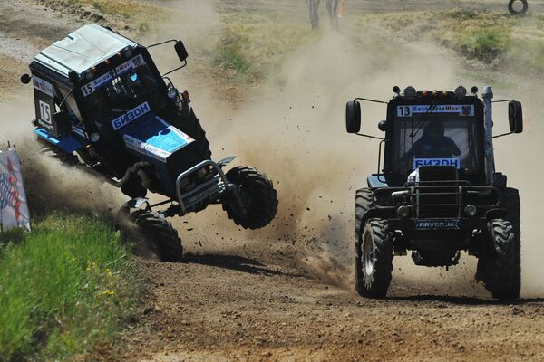Участники соревнований во время гонки на тракторах Бизон-Трек-Шоу в Ростовской области - Sputnik Молдова