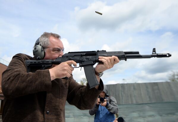 Заместитель председателя правительства РФ Дмитрий Рогозин на церемонии открытия первого чемпионата мира по практической стрельбе из карабина - Sputnik Молдова