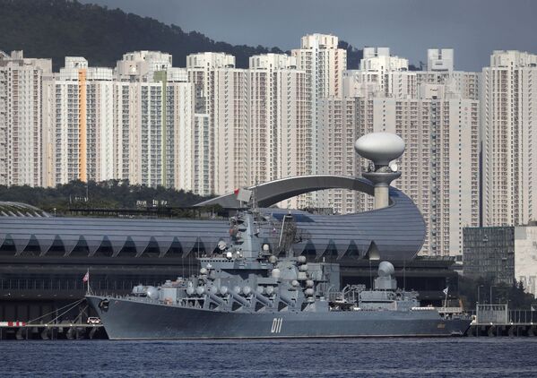 Российский ракетный крейсер Варяг в порту Гонконга - Sputnik Молдова