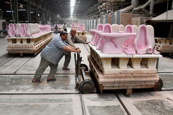 Рабочие в одном из цехов завода по производству керамических изделий в сирийском городе Хама - Sputnik Молдова