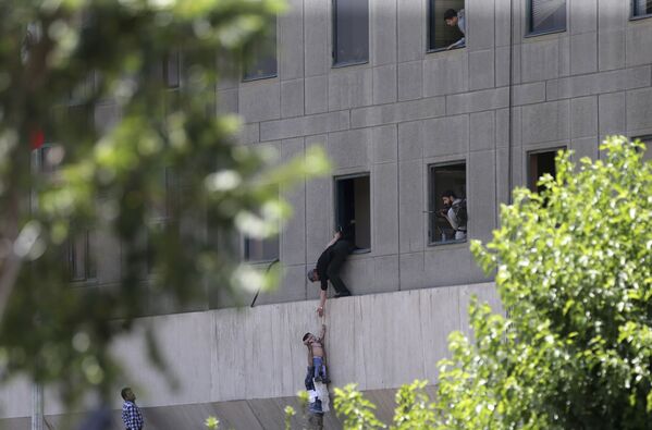 Спасение людей из здания иранского парламента в Тегеране - Sputnik Молдова