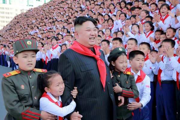 Лидер КНДР Ким Чен Ын с участниками VIII Конгресса Союза детей Кореи в Пхеньяне - Sputnik Молдова