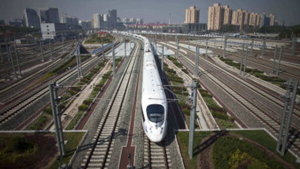 CRH high-speed train leaves the Beijing South Station for Shanghai during a test run on the Beijing-Shanghai high-speed railway in Beijing, China - Sputnik Moldova-România