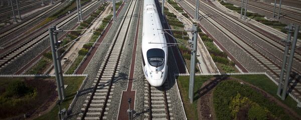 CRH high-speed train leaves the Beijing South Station for Shanghai during a test run on the Beijing-Shanghai high-speed railway in Beijing, China - Sputnik Молдова