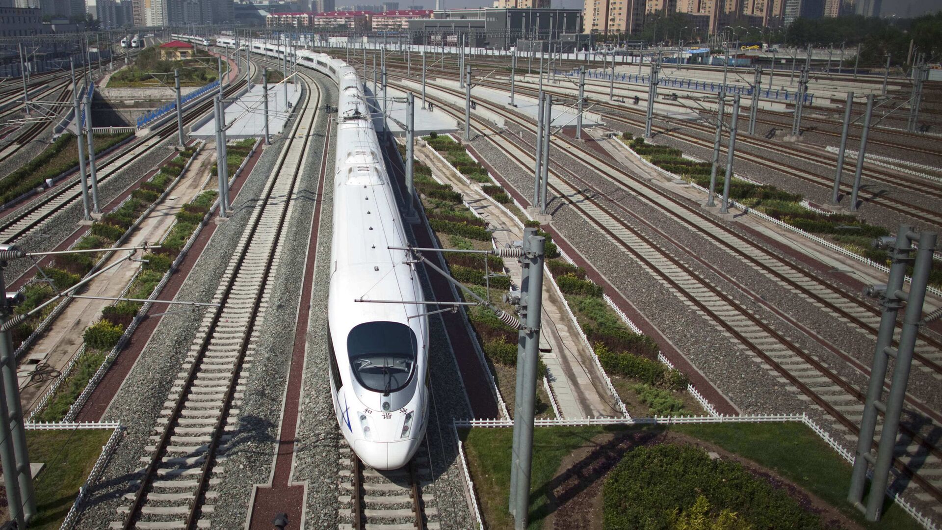 CRH high-speed train leaves the Beijing South Station for Shanghai during a test run on the Beijing-Shanghai high-speed railway in Beijing, China - Sputnik Moldova-România, 1920, 06.07.2022