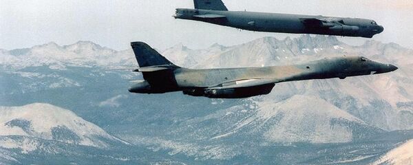B-2 Spirit (bottom) bomber flying with B-1B (C) and B-52 bombers at an undisclosed location over Afghanistan, file photo. - Sputnik Moldova-România