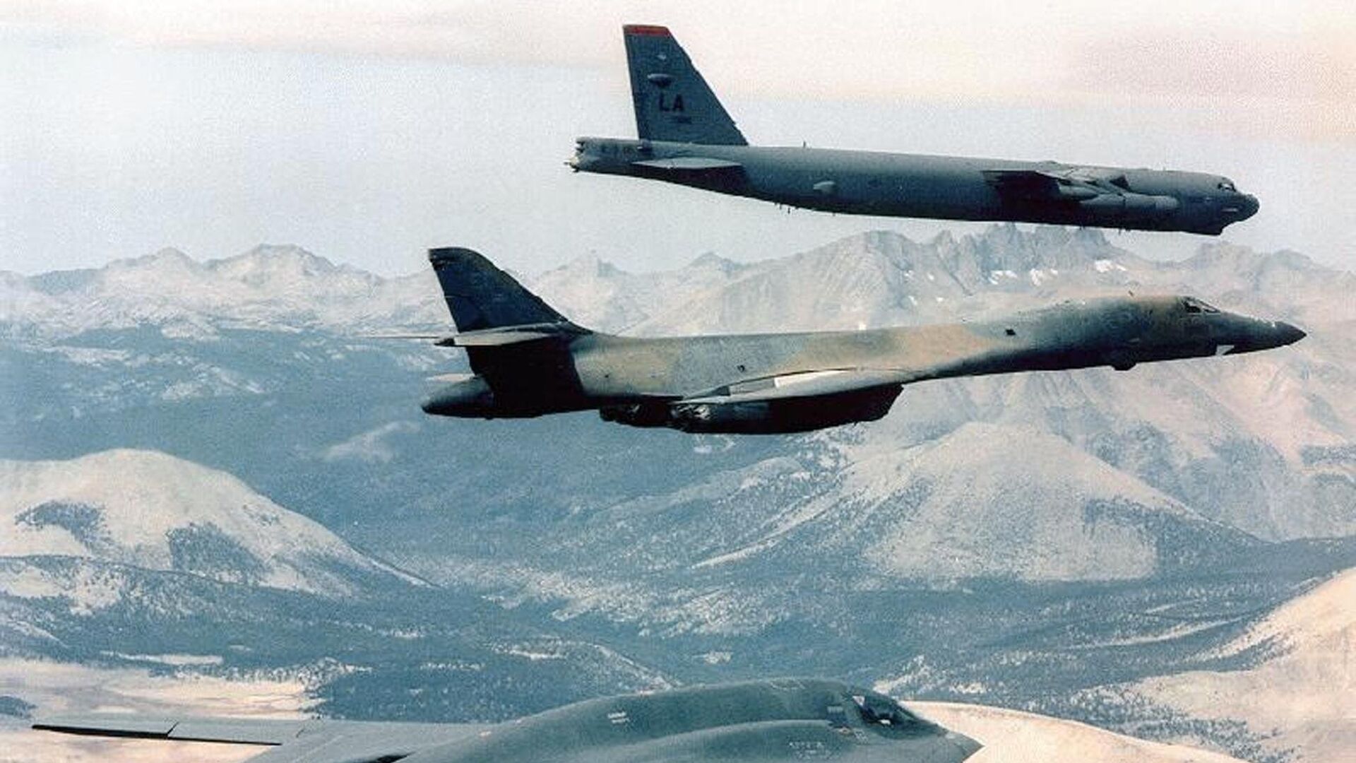 B-2 Spirit (bottom) bomber flying with B-1B (C) and B-52 bombers at an undisclosed location over Afghanistan, file photo. - Sputnik Moldova-România, 1920, 07.08.2021