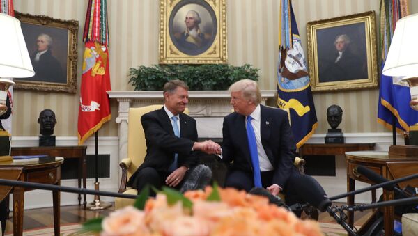 President Donald Trump greats Romanian President Klaus Werner Iohannis, in the Oval Office at the White House, Friday, June 9, 2017, in Washington. - Sputnik Moldova-România