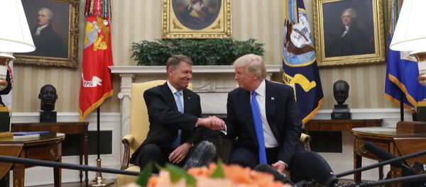 President Donald Trump greats Romanian President Klaus Werner Iohannis, in the Oval Office at the White House, Friday, June 9, 2017, in Washington. - Sputnik Moldova-România