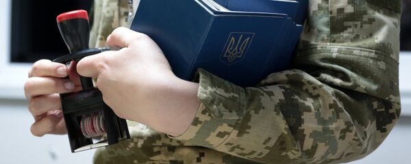 O angajată a serviciului vamal ucrainean verifică pașapoartele concetățenilor săi la trecerea frontierei - Sputnik Moldova