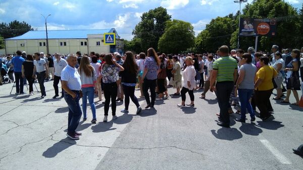 Люди собираются на митинг в Единцах - Sputnik Молдова