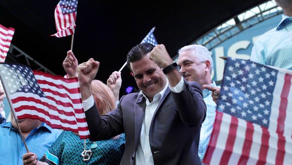 Губернатор Пуэрто-Рико Рикардо Розлло празднует победу: на референдуме жители проголосовали за присоединение к США - Sputnik Молдова