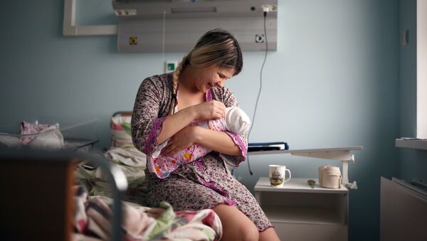 Mamă cu copilul nou născut în brațe - Sputnik Moldova