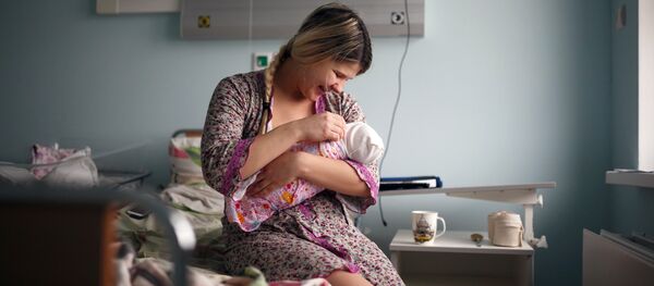 Mamă cu copilul nou născut în brațe - Sputnik Moldova-România