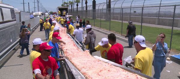 Почти 2 км пиццы: в США приготовили рекордно длинную Маргариту Почти 2 км пиццы: в США приготовили рекордно длинную Маргариту - Sputnik Молдова