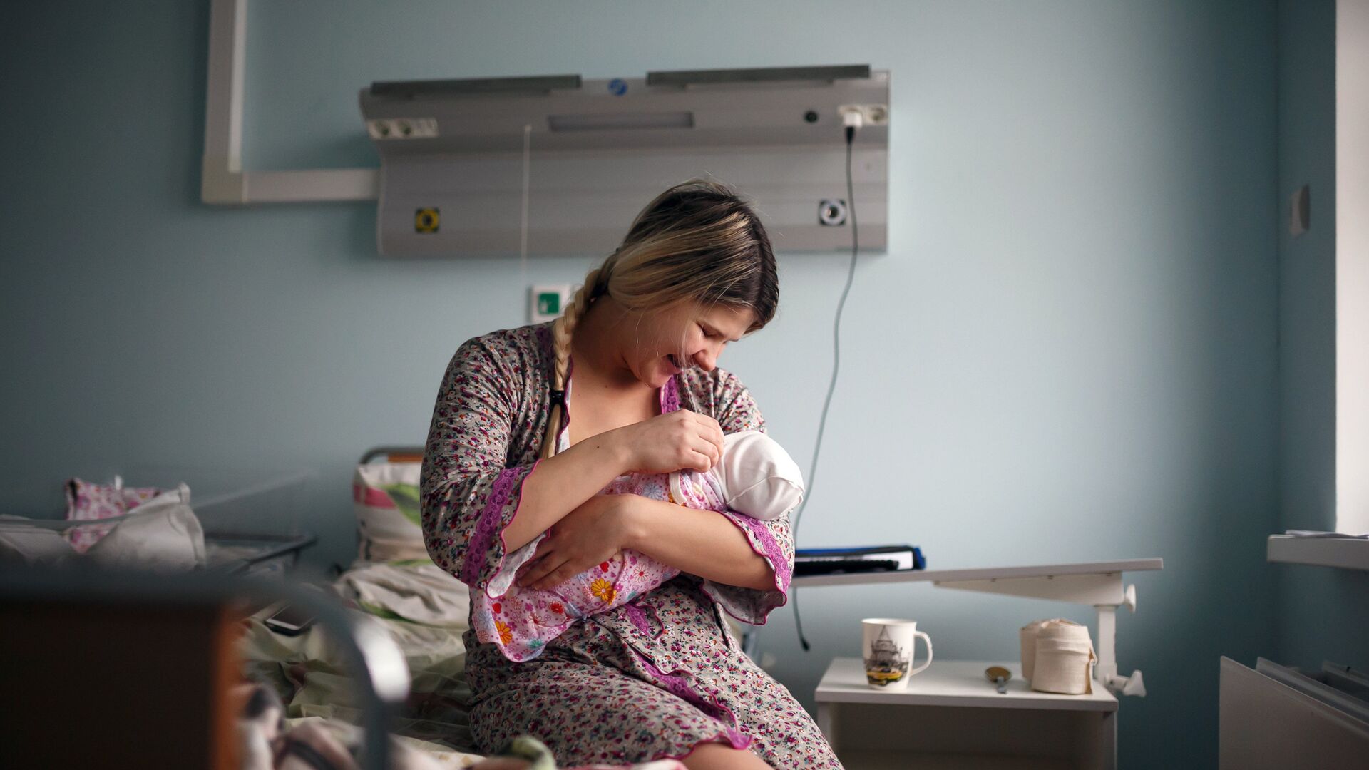 Mamă cu copilul nou născut în brațe - Sputnik Moldova-România, 1920, 31.01.2022
