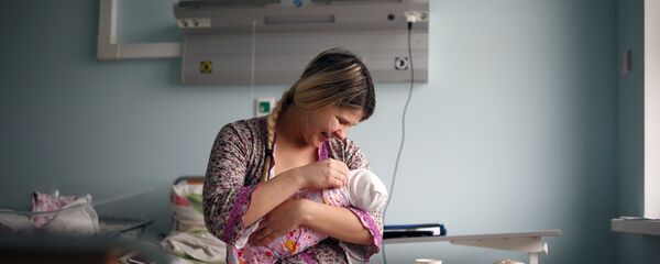 Mamă cu copilul nou născut în brațe - Sputnik Moldova-România