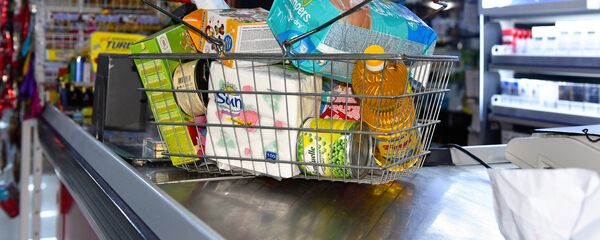 Корзина с покупками в супермаркете - Sputnik Moldova