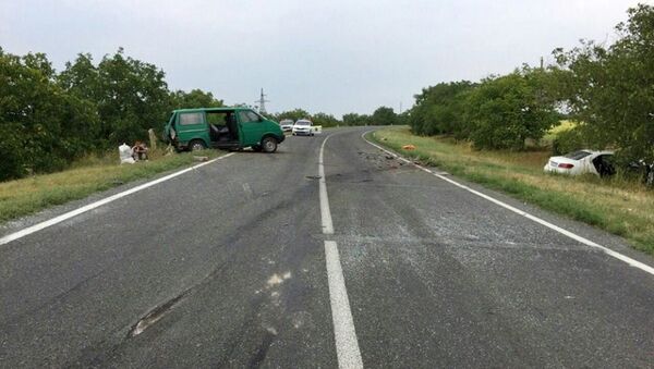 Авария на трассе Кишинев-Леушены, в которой пострадали четверо детей и водитель микроавтобуса - Sputnik Молдова
