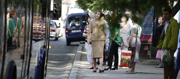 Корина Фусу на остановке общественного транспорта в Кишиневе - Sputnik Молдова