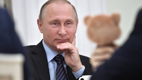 Vladimir Poutine, Président russe et… parrain aimant - Sputnik Moldova-România