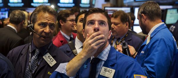 Traders work on the floor of the New York Stock Exchange shortly after the opening bell, June 15, 2015 - Sputnik Moldova