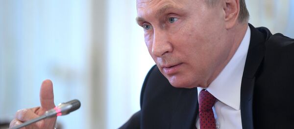 Russian President Vladimir Putin speaks during a meeting with representatives of international news agencies in St. Petersburg, Russia Russian President Vladimir Putin speaks during a meeting with representatives of international news agencies in St. Petersburg, Russia - Sputnik Moldova-România