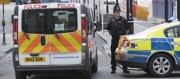 Полицейский кордон на северной стороне Лондонского моста после теракта в Лондоне - Sputnik Молдова
