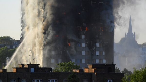В Лондоне мощный пожар охватил жилой дом - Sputnik Moldova