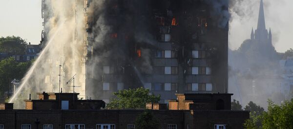 В Лондоне мощный пожар охватил жилой дом - Sputnik Moldova