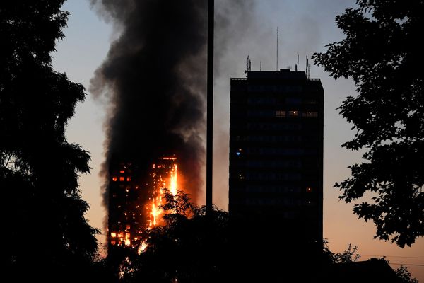 В Лондоне мощный пожар охватил жилой дом В Лондоне мощный пожар охватил жилой дом - Sputnik Молдова