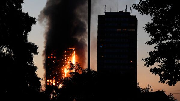В Лондоне мощный пожар охватил жилой дом - Sputnik Moldova-România