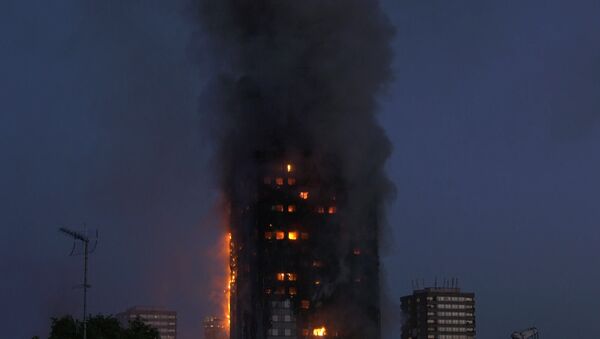 Мощный пожар в 24-этажном жилом доме в Лондоне - Sputnik Молдова