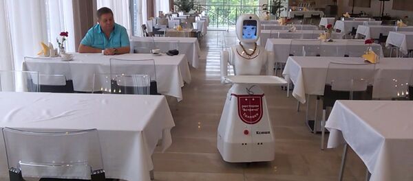 Первый робот-официант Ксюша: принимает заказы и шутит - Sputnik Молдова