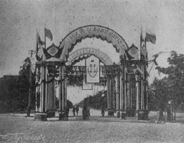 Кишинев. Арка на Александровской улице напротив Благородного собрания (нынешний бульвара Штефана чел Маре у кинотеатра Patria). - Sputnik Молдова