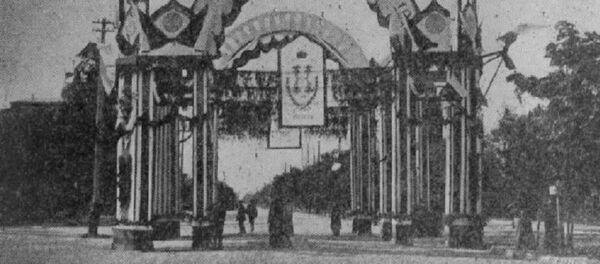 Кишинев. Арка на Александровской улице напротив Благородного собрания (нынешний бульвара Штефана чел Маре у кинотеатра Patria). - Sputnik Молдова