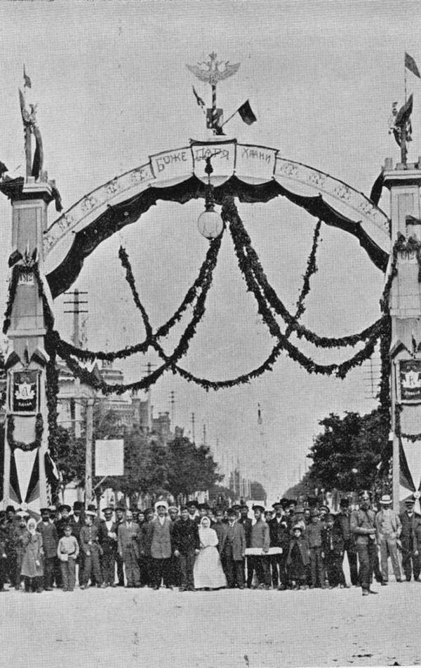 Кишинев. Арка на углу Александровской и Михайловской улиц (нынешние бульвар Штефана чел Маре и улца М. Эминеску). Кишинев. Арка на углу Александровской и Михайловской улиц (нынешние бульвар Штефана чел Маре и улца М. Эминеску). - Sputnik Молдова