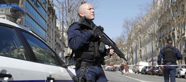 Police outside the International Monetary Fund (IMF) offices where an envelope exploded in Paris, France - Sputnik Moldova-România
