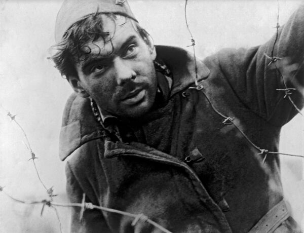 Алексей Баталов в фильме Летят журавли - Sputnik Молдова